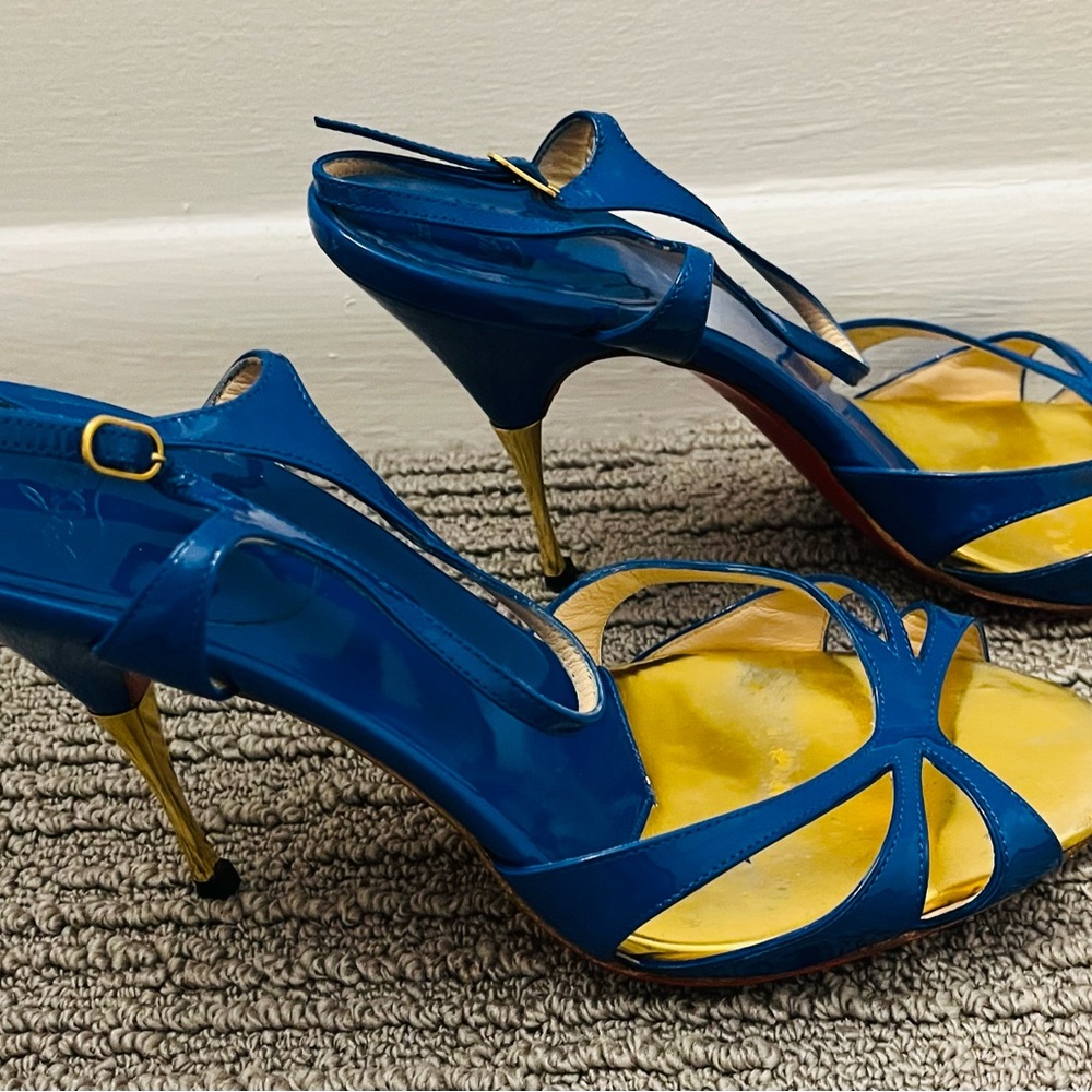 ❤️CHRISTIAN LOUBOUTIN TURQUOISE PATENT LEATHER SANDALS! Gold heels! Gorgeous!
